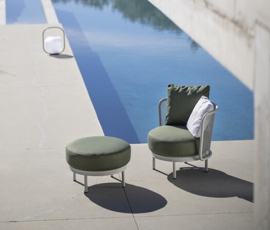 round clubchair wit met groen voorzijde op grijze ondergrond | foto vogelperspectief