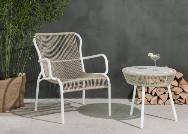 witte tuinstoel met tafeltje