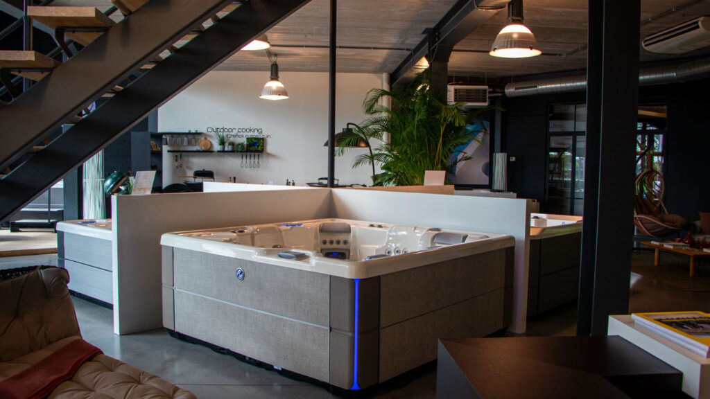 Stocksale in Antwerpen: ontdek luxe, ontspanning en gezondheidsvoordelen a hot tub in a room
